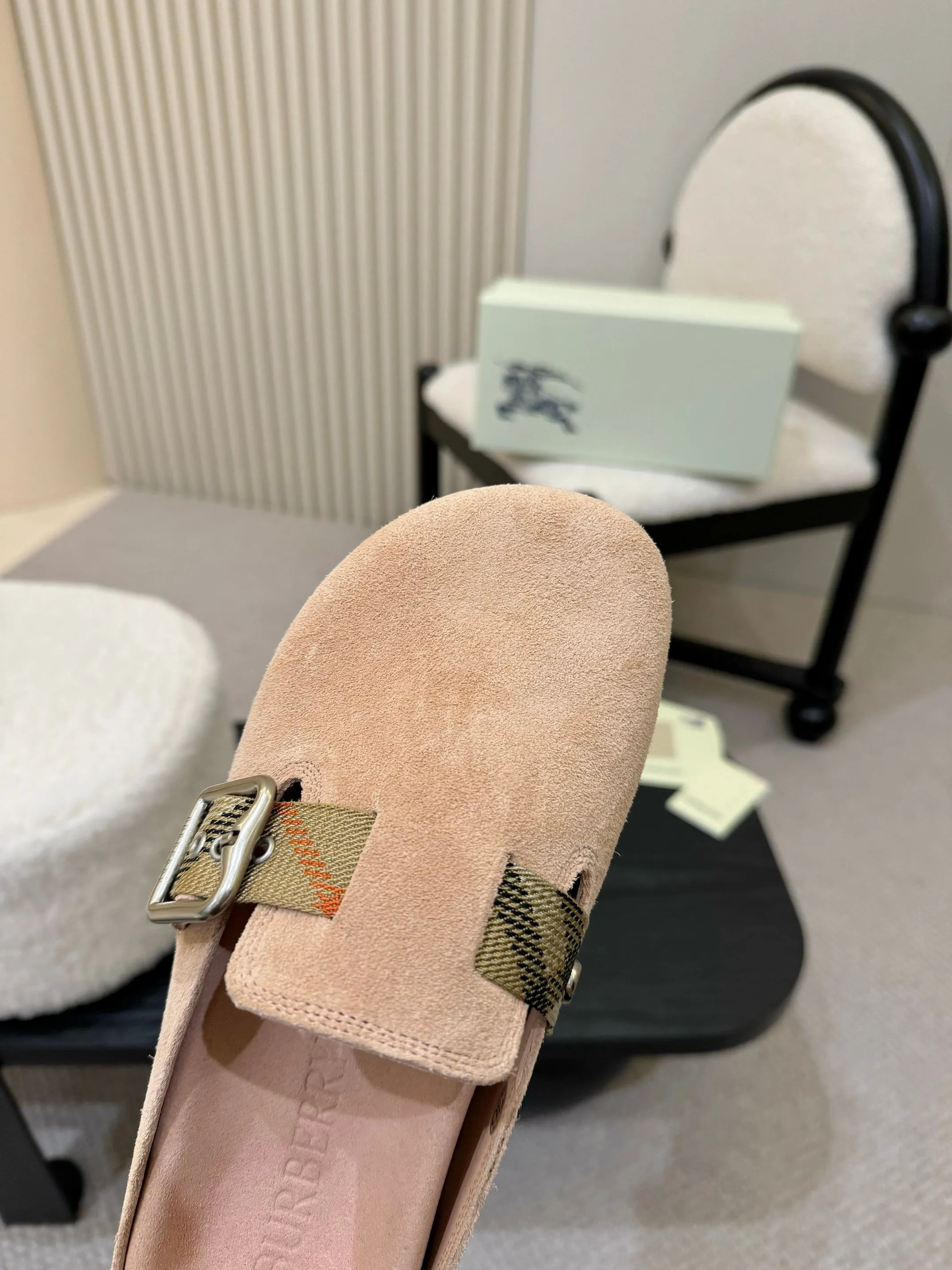 Men's shoes 💰560 Burberry's 2025 popular Birkenstock slippers are released, made of soft suede fabric and refined in Italian workshops. Featuring an embossed plaid pattern and an embossed sole embellished with the archive brand's logo. Features an adjustable B-shaped buckle strap and is embellished with the signature sand-colored Burberry check in jacquard worsted.   ✅Fabric: suede ✅Lining: silk cowhide ✅Outsole: TPU ✅Color: black, brown, pink, apricot, 4 colors available ✅Code number: 35-45 for men and women (35, 45 customized)
